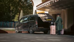 How VIP Mayfair Tracks Flights and Handles Airport Transfer Delays | Luxury Chauffeur Service London